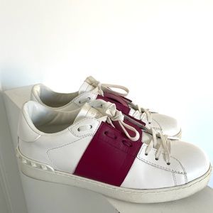 Valentino Sneaker
Excellent Condition
Original price $550
Size 40 
US 7.5